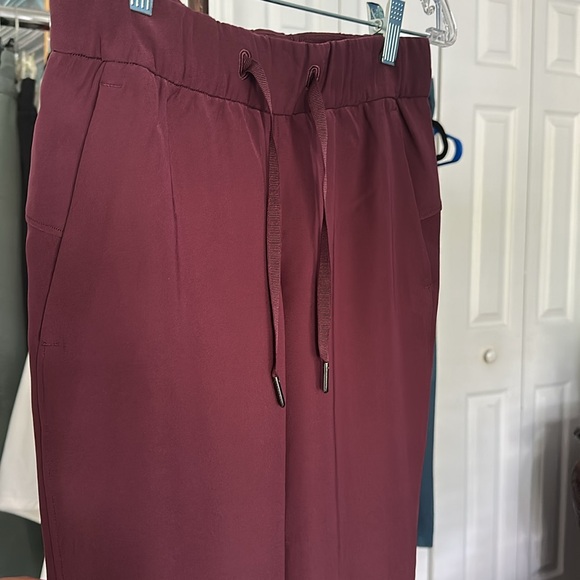 LULULEMON ON THE FLY PANTS SIZE 2 ❌ BLACK CHERRY OR DEEP PLUM SEE PICTURES - Picture 11 of 11